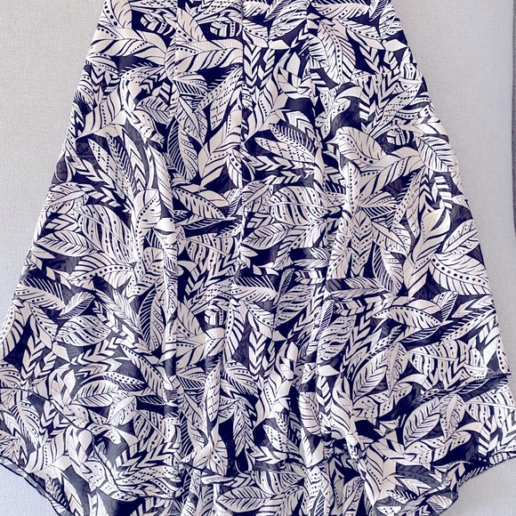 🖤🤍MELANIE LYNE 🖤🤍double layered black and white leaf design skirt. Size 6. - Picture 6 of 8